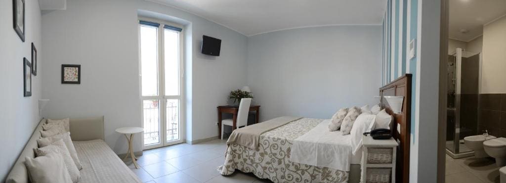 Comfort Quadruple Room room - Image 2