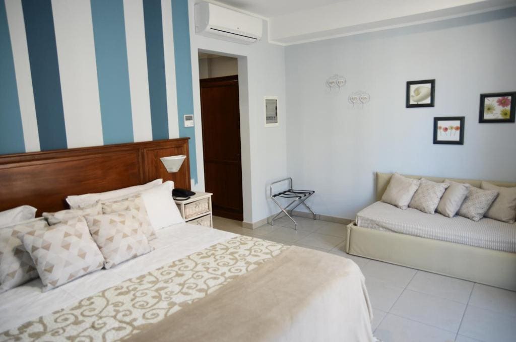 Comfort Quadruple Room room - Image 3