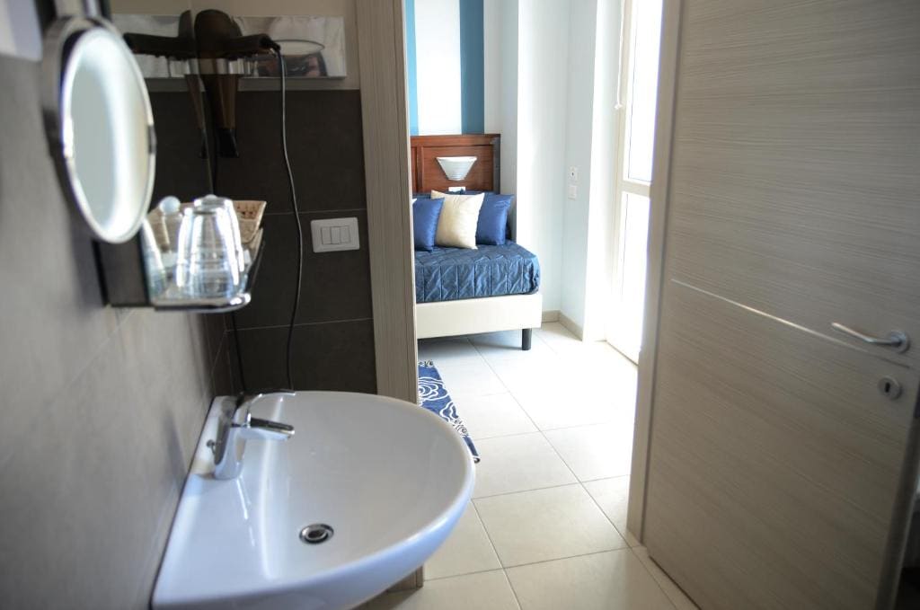Comfort Triple Room room - Image 2