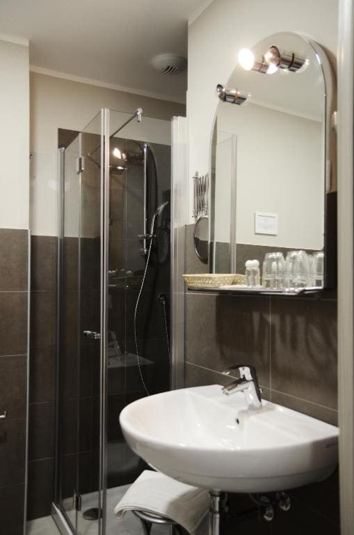 Double or Twin Room with Balcony room - Image 3