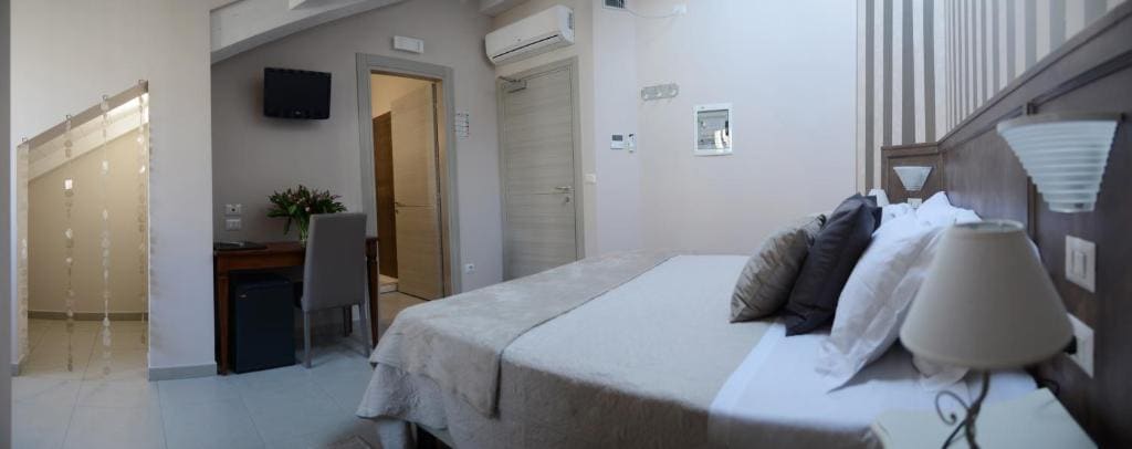Superior Triple Room room - Image 2