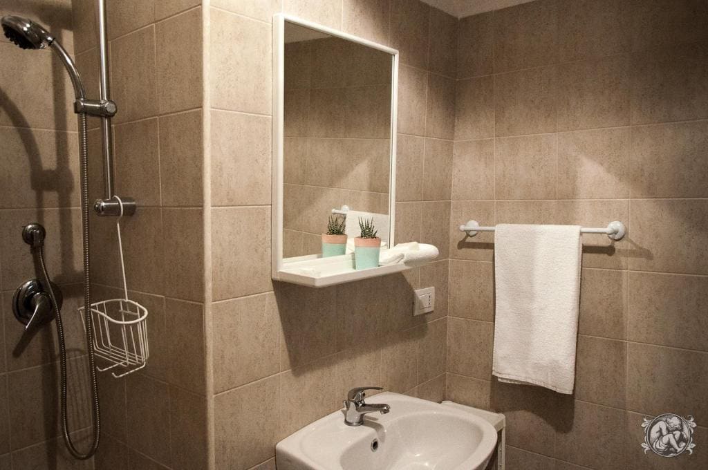 Double Room with Private Bathroom room - Image 3