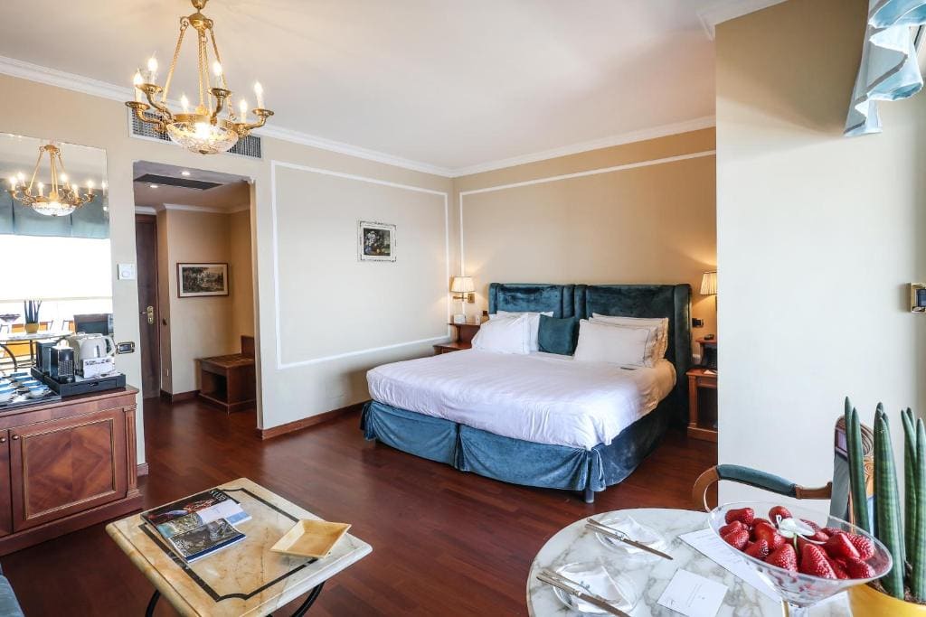 Corner Junior Suite with Sea View room - Image 3