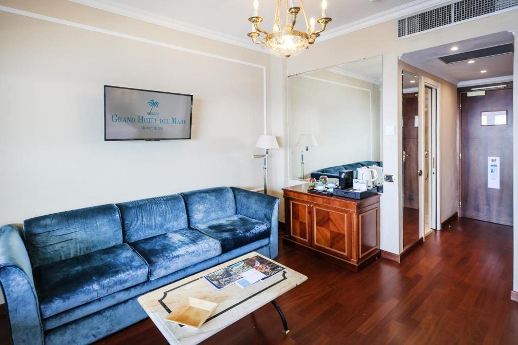 Corner Junior Suite with Sea View room - Image 2
