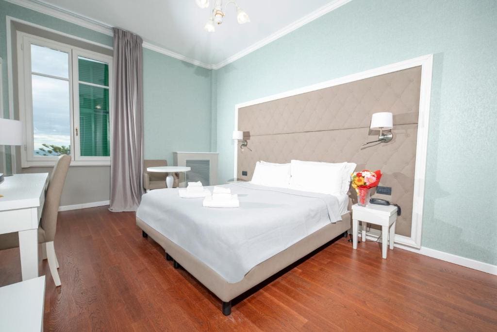 Single Room with Sea View room - Image 3
