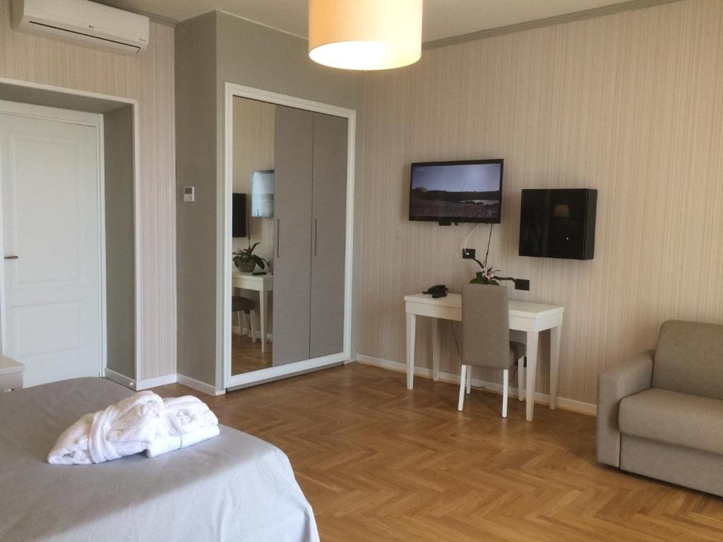 Superior Double Room with Sea View room - Image 3