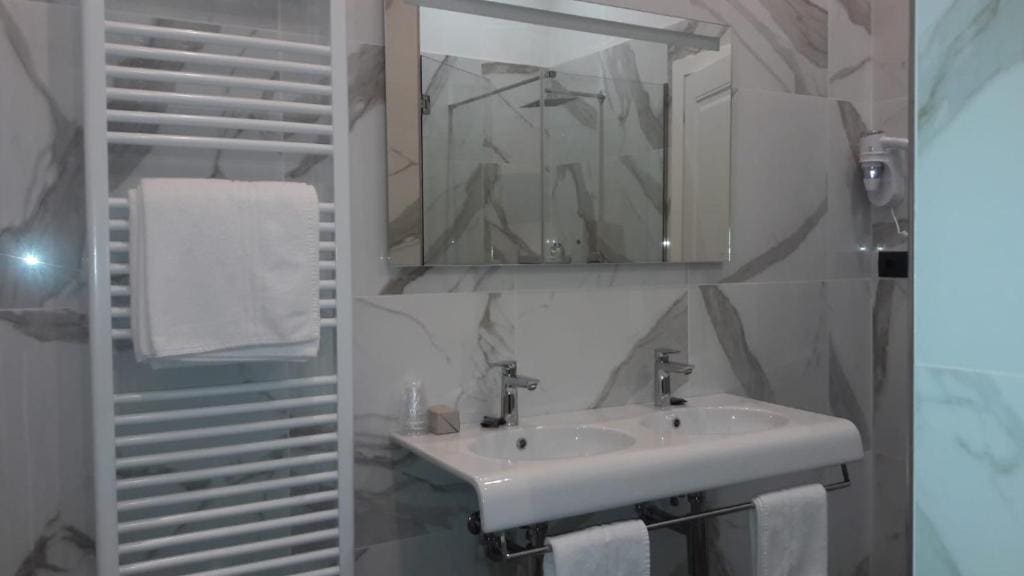 Superior Double Room with Sea View room - Image 2