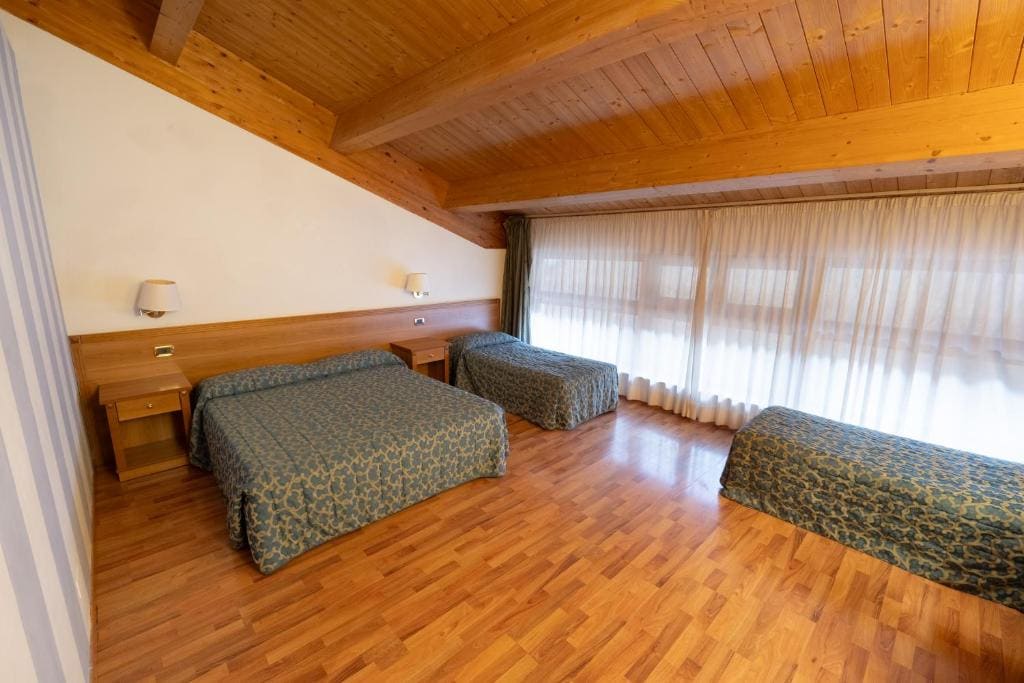 Superior Quadruple Room room - Image 1