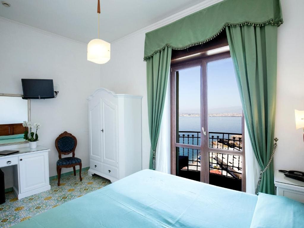 Deluxe Double Room with Balcony and Sea View room - Image 3