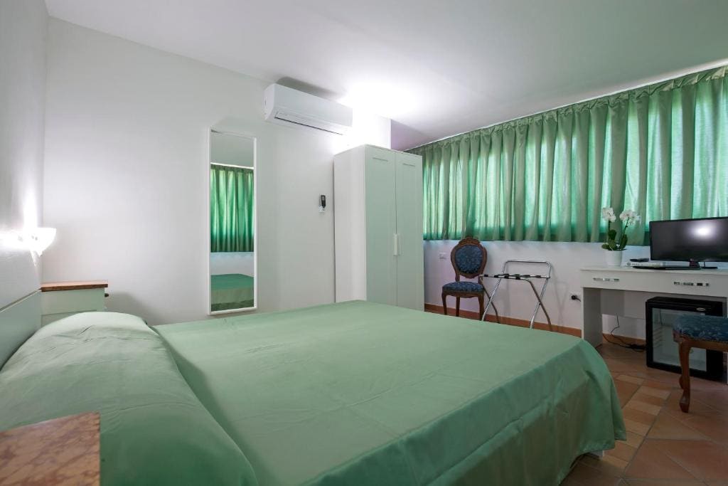Double Room with Sea View room - Image 1
