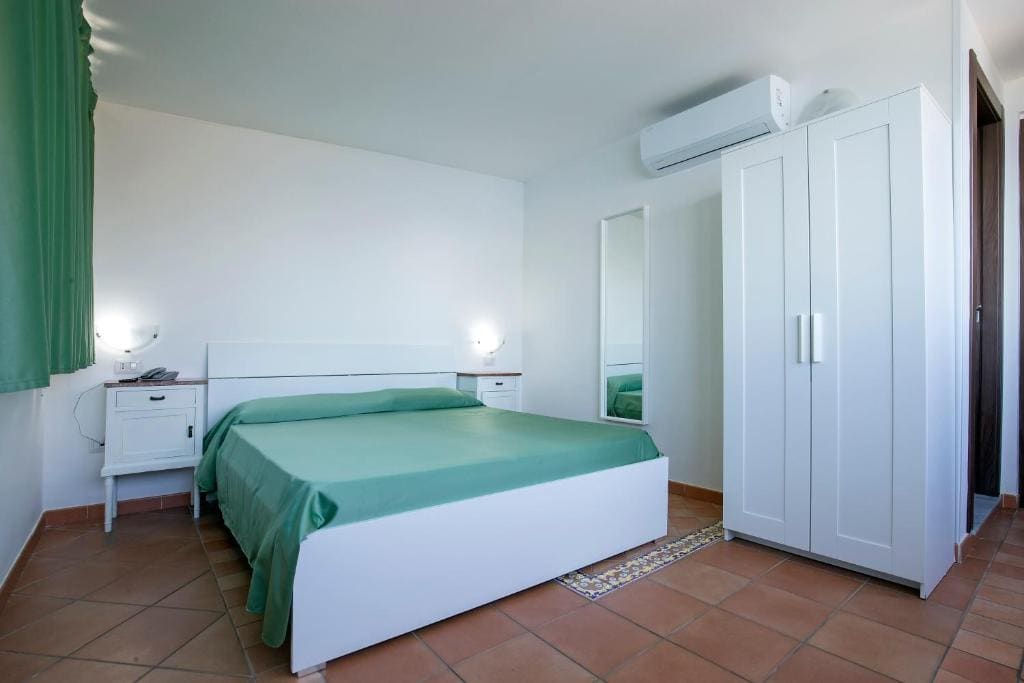 Double Room with Sea View room - Image 2