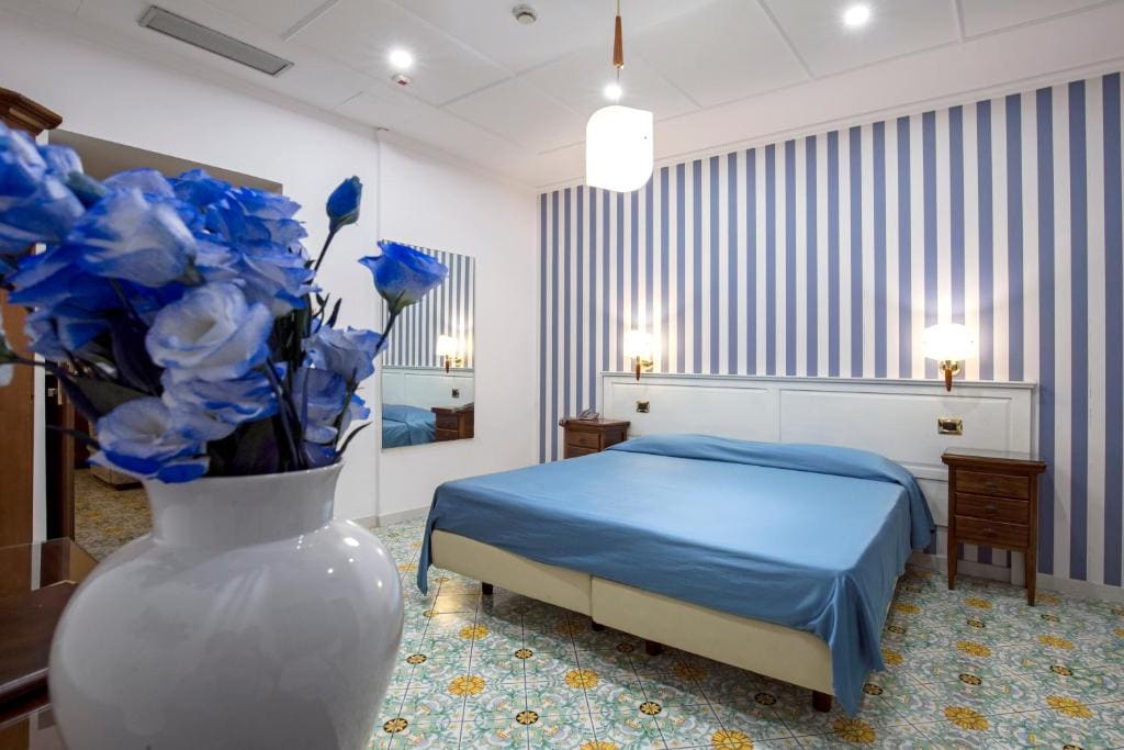 Economy Triple Room room - Image 2