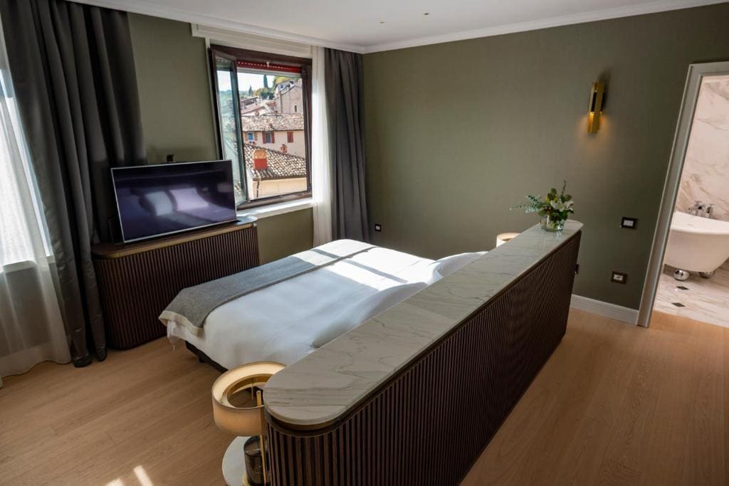 Suite with Terrace and Jacuzzi room - Image 2
