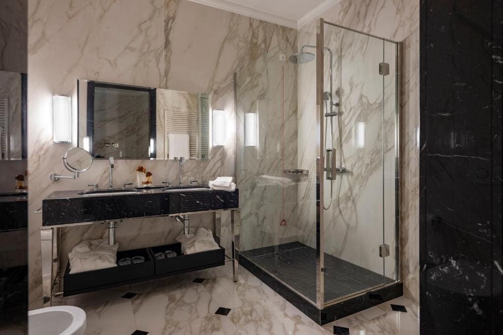 Suite with Terrace and Jacuzzi room - Image 3