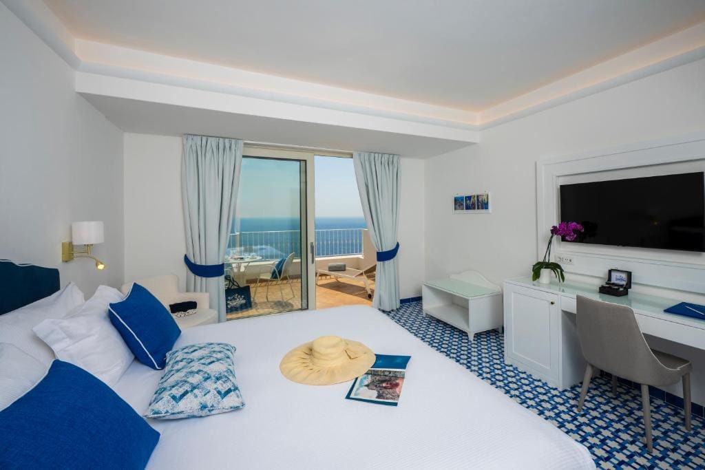 Deluxe Double Room with Terrace and Sea View room - Image 3
