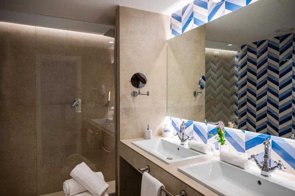 Deluxe Double Room with Terrace and Sea View room - Image 2