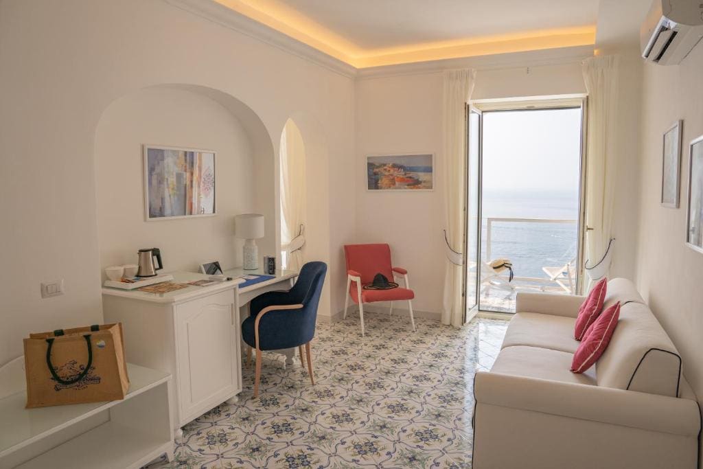 Junior Suite with Terrace and Sea View room - Image 2