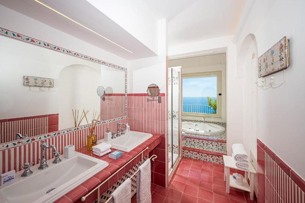 King Suite with Spa Bath room - Image 1