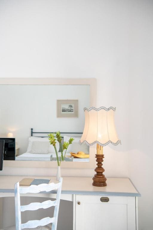 Standard Double Room with Partial Sea View room - Image 3