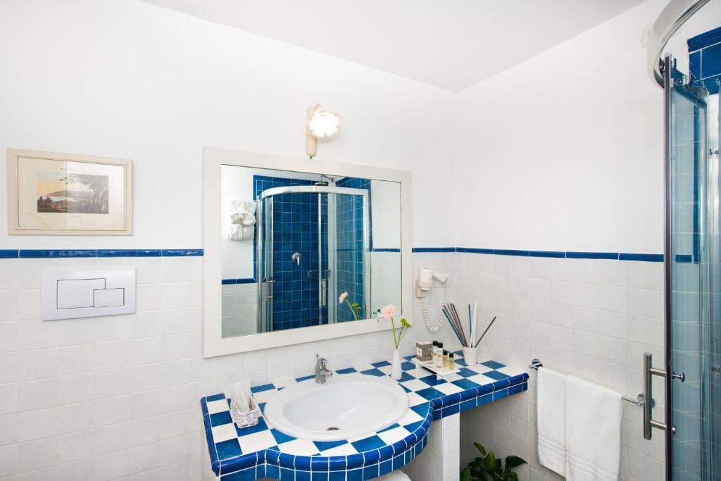 Standard Double Room with Partial Sea View room - Image 1