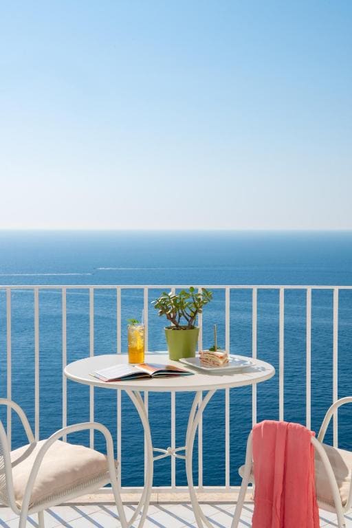 Superior Double Room with Balcony and Sea View room - Image 3