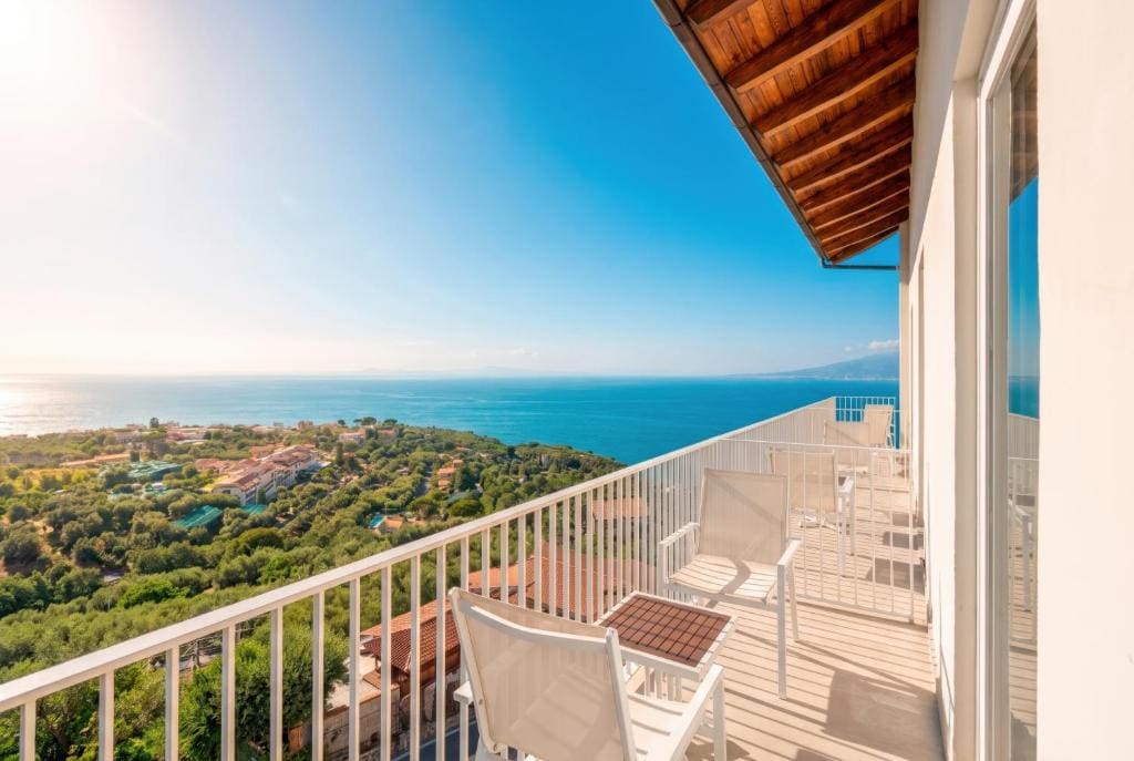 Superior Double with balcony and sunset sea view room - Image 2