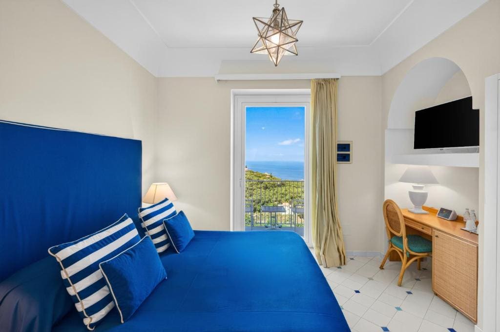 Superior Double with balcony and sunset sea view room - Image 3