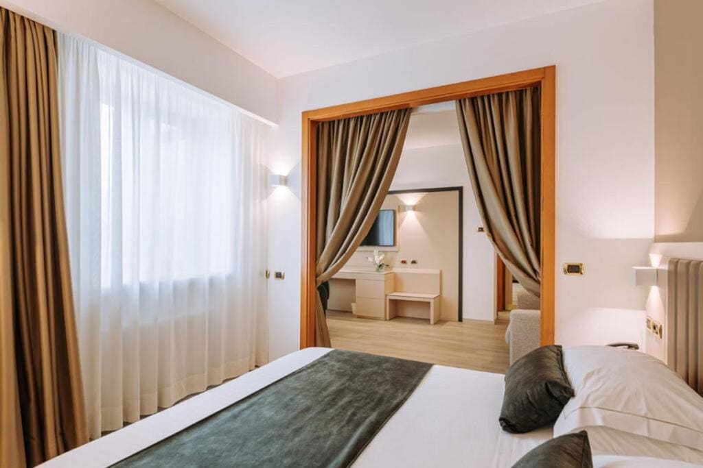 Deluxe Junior Suite room - Image 1