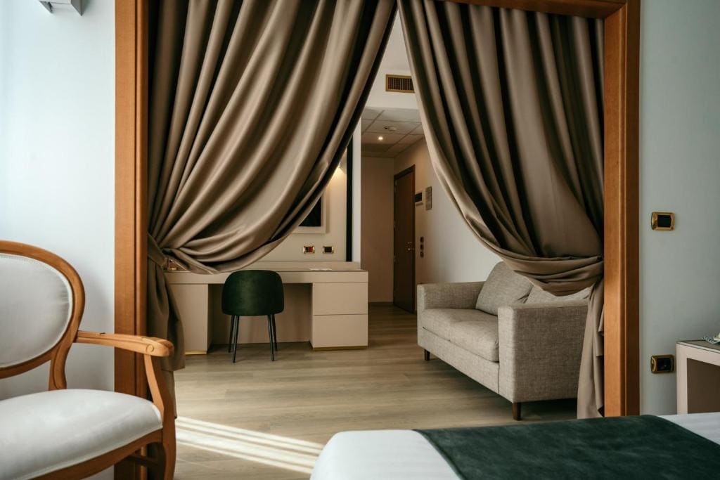 Deluxe Junior Suite room - Image 2