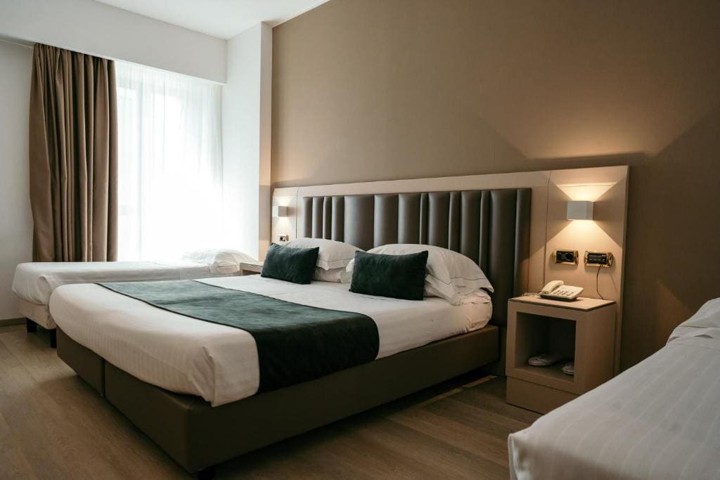 Standard Quadruple Room room - Image 2