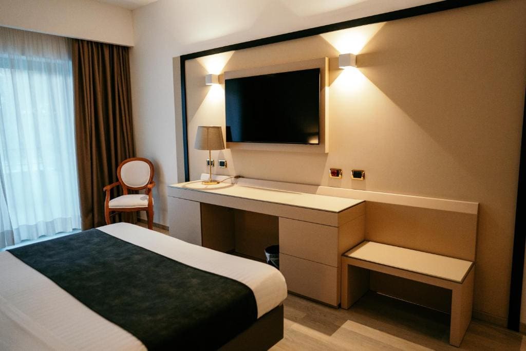 Superior Double Room with Balcony room - Image 3