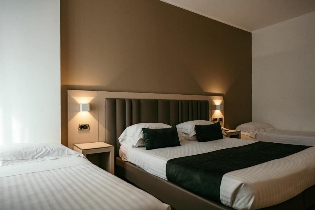 Superior Quadruple Room room - Image 1