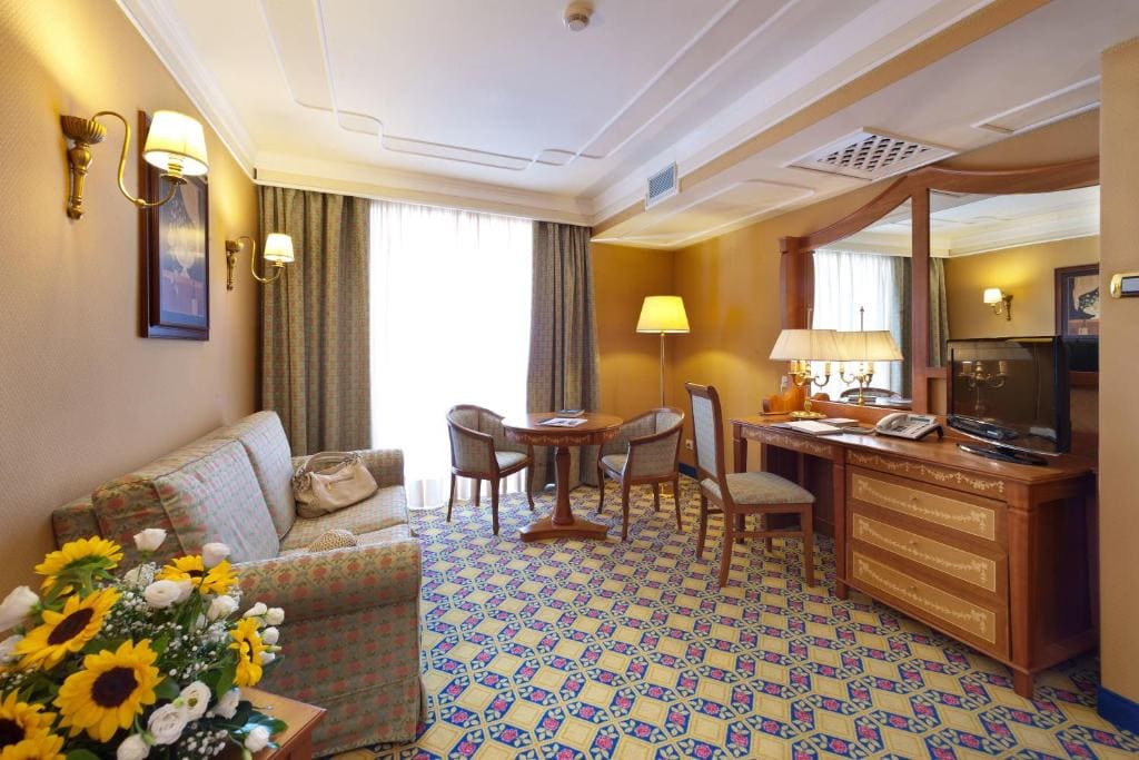 Suite with Mountain View room - Image 3