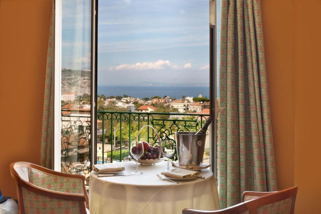 Suite with Sea View room - Image 3