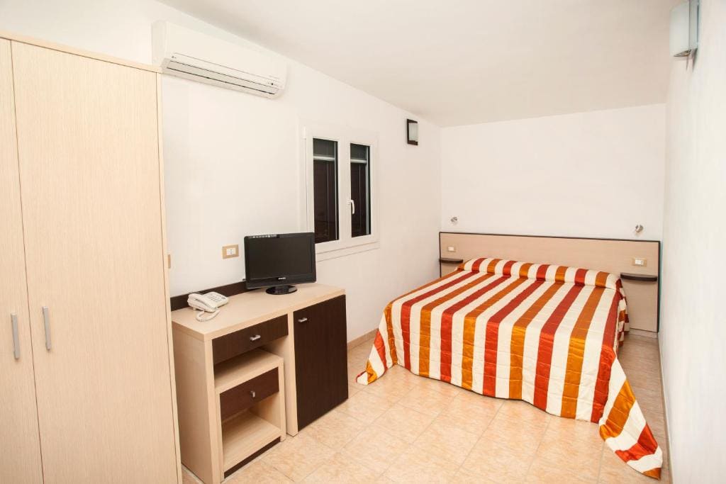 Room room - Image 2