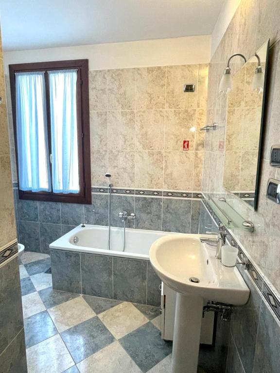 Deluxe Room room - Image 2