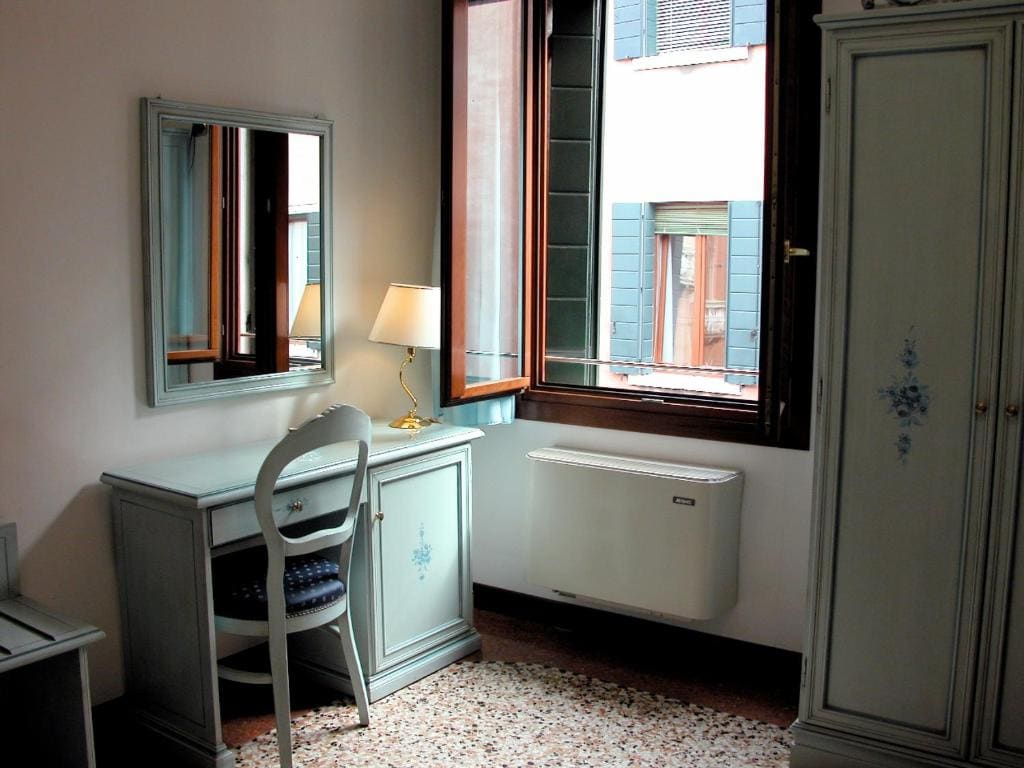 Double Room with Canal View room - Image 3