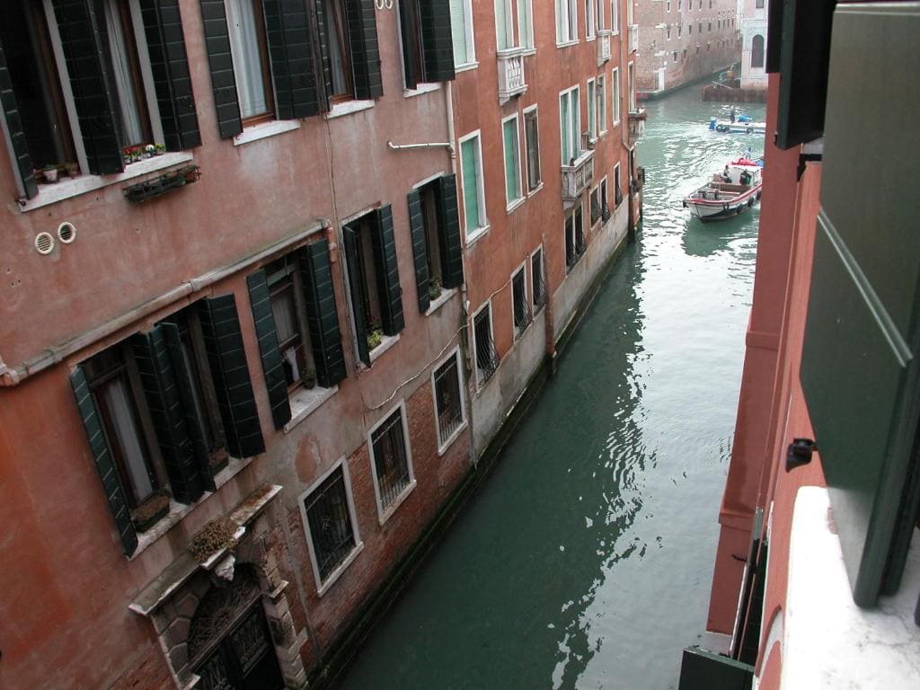 Double Room with Canal View room - Image 2