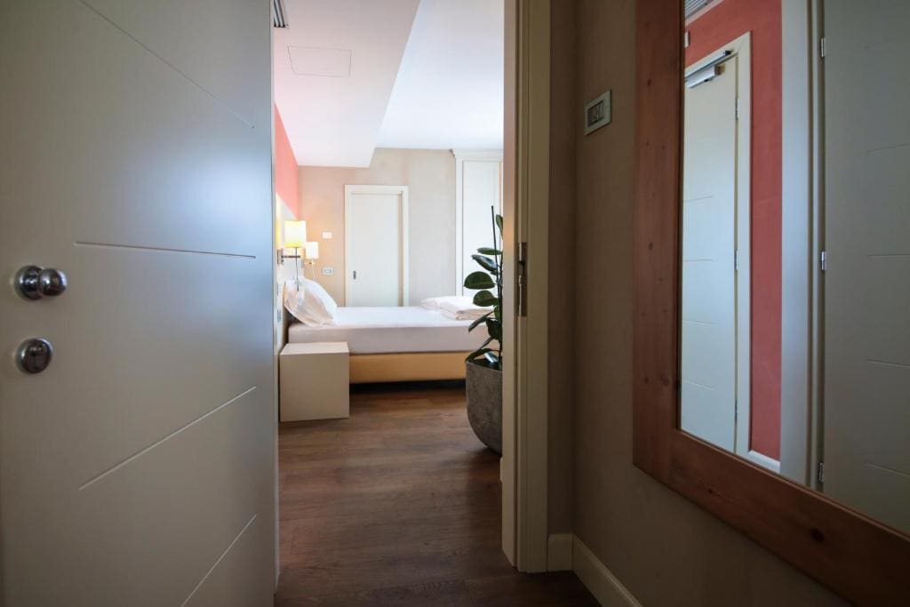 Double Room with Balcony room - Image 2