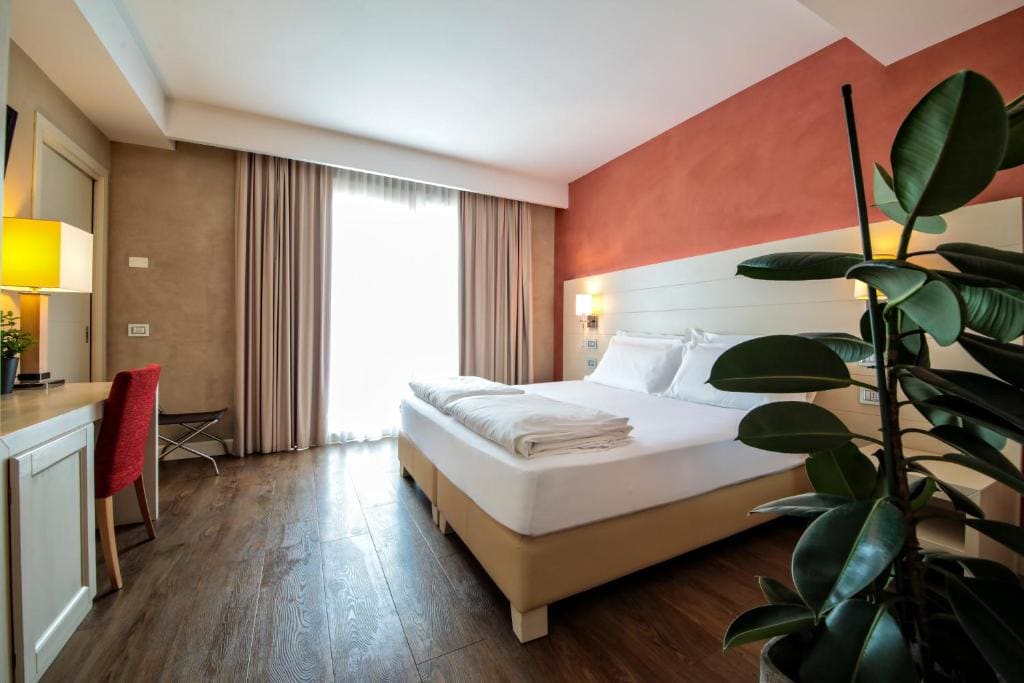 Double Room with Lake View room - Image 1