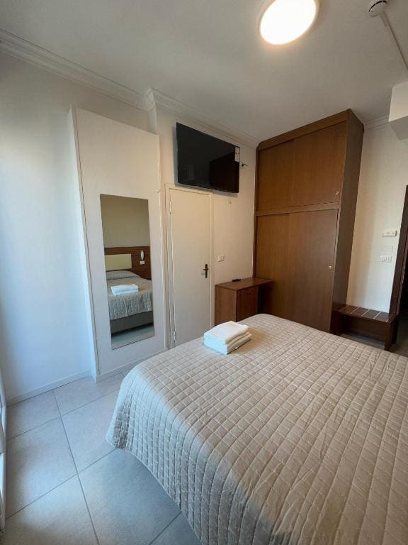 Double Room with Private Bathroom room - Image 2