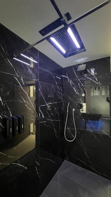 Deluxe Double Room with Shower room - Image 3