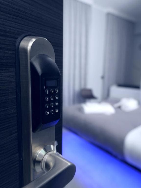 Deluxe Double Room with Shower room - Image 2