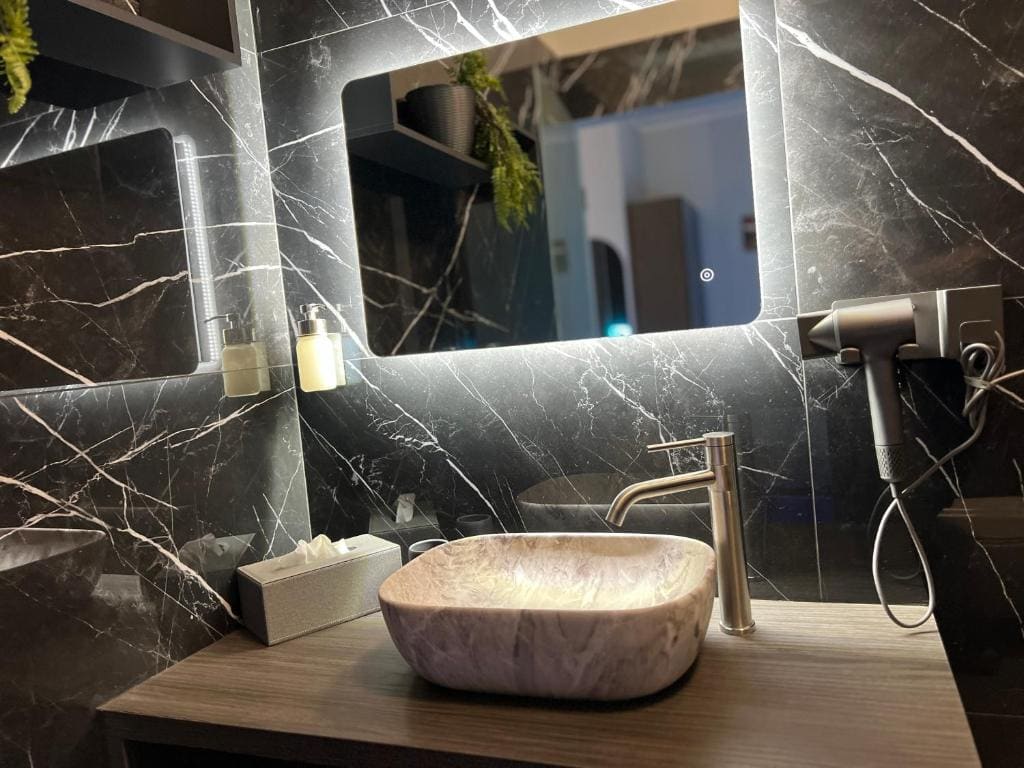 Deluxe Suite with Spa Bath room - Image 1