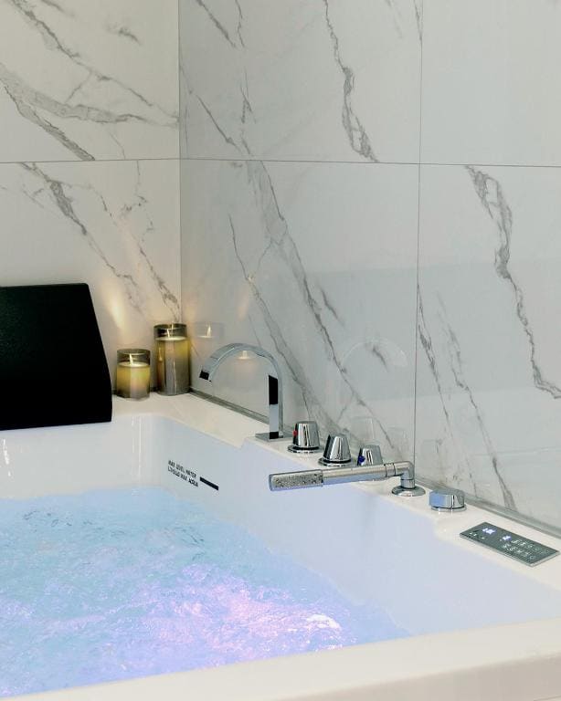 Deluxe Suite with Spa Bath room - Image 2
