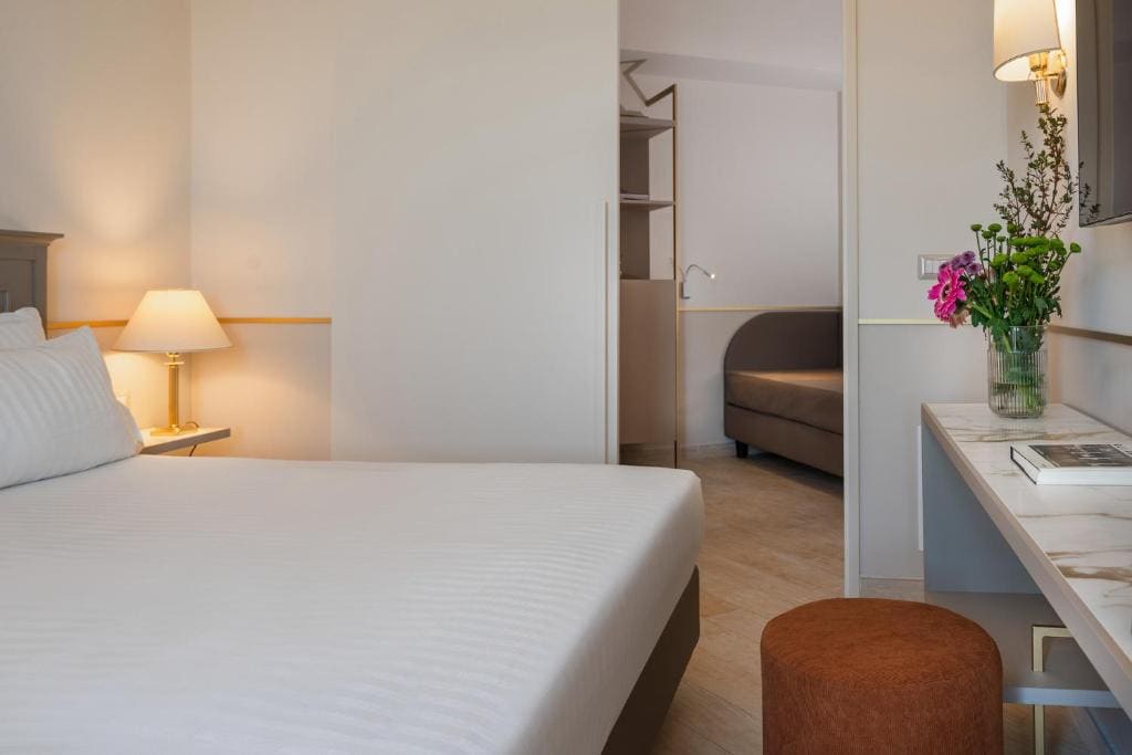 Standard Room with Balcony room - Image 1