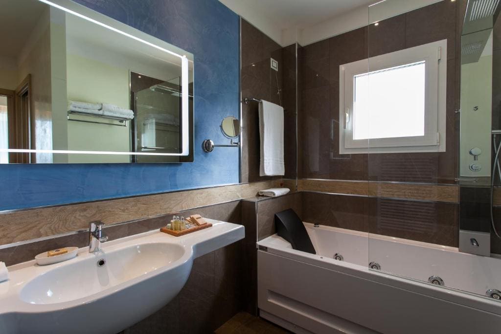 Junior Suite with Balcony room - Image 3