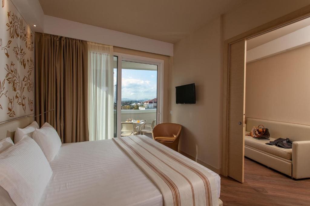 Junior Suite with Balcony room - Image 2