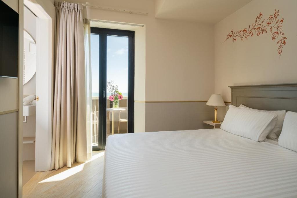 Executive Room with Balcony room - Image 3