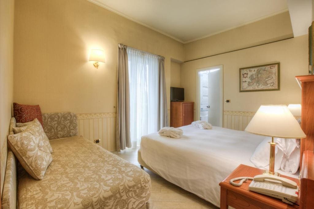 Superior Twin Room with Balcony room - Image 3